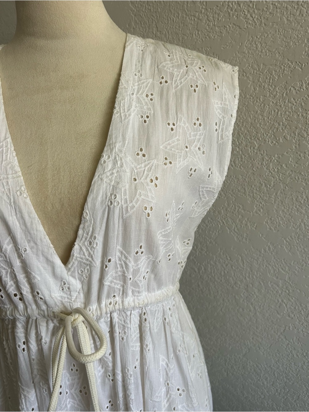 Sitano White Eyelet Starfish Ruffle Tier V-neck Sleeveless Midi Dress - Picture 2 of 7